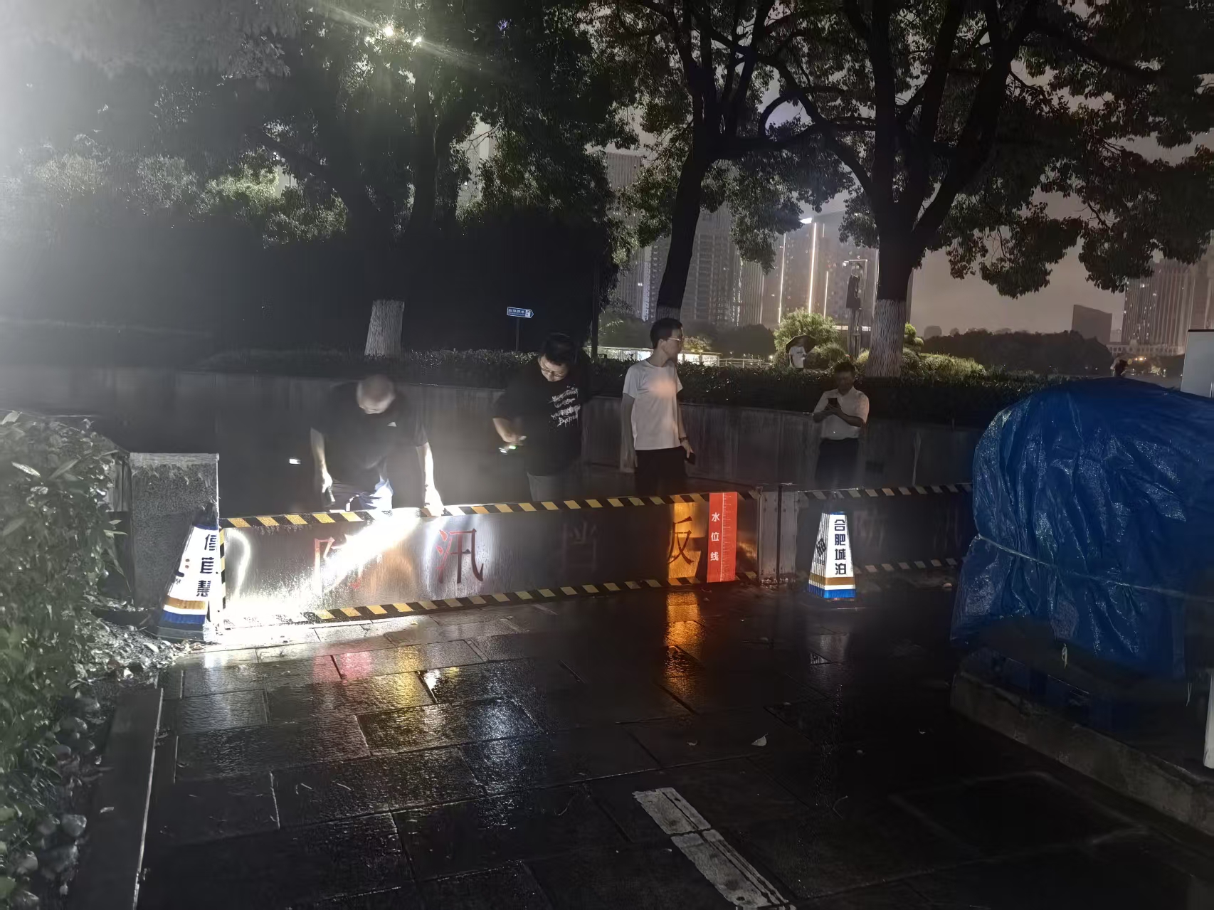 严阵以待防御台风，筑牢停车安全防线